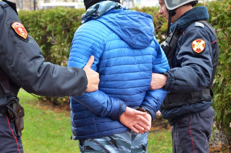 В Тамбове сотрудниками вневедомственной охраны задержан дебошир в магазине.