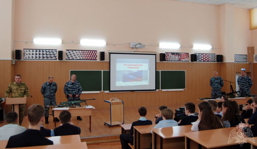 Урок памяти провели Росгвардейцы для учащихся тамбовского лицея.