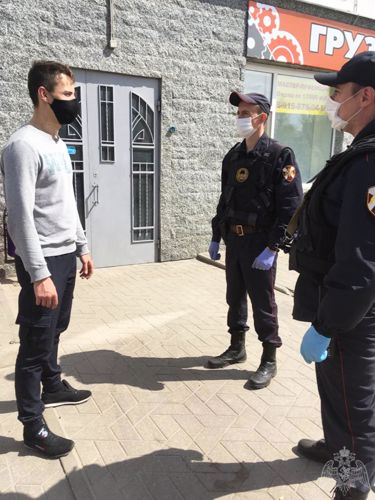 В Тамбовской области росгвардейцы в период майских выходных проводят беседы с гражданами на улицах