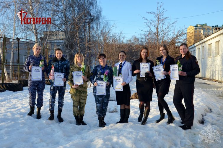 В Тамбове представительницы прекрасного пола Росгвардии приняли участие в соревнованиях по стрельбе 