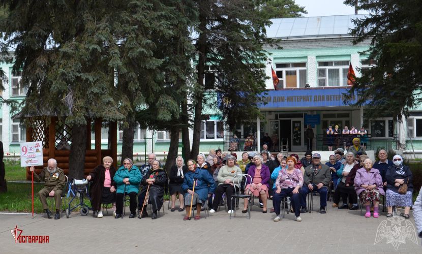Росгвардия провела концерт под окнами дома-интерната для ветеранов войны и труда в Тамбове
