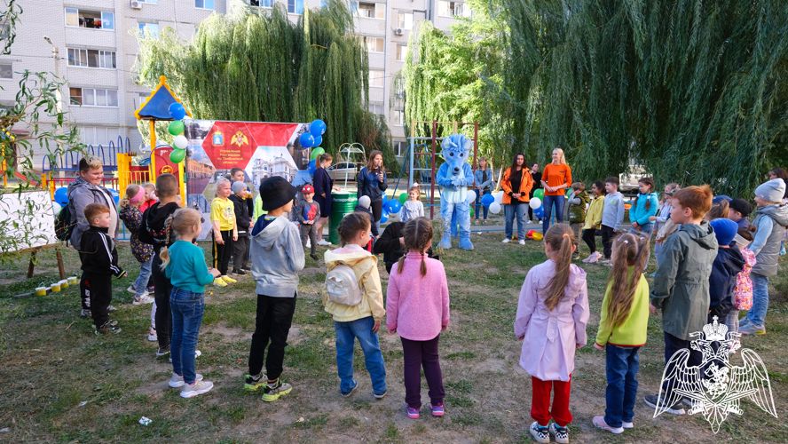 Росгвардейцы провели праздник для детей во дворе жилого комплекса в Тамбове