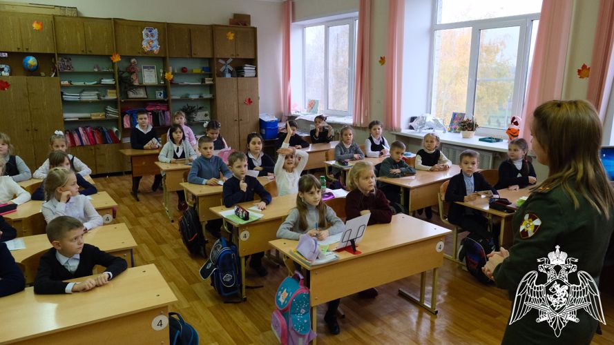 Учащиеся школы Тамбовского района передали письма и рисунки росгвардейцам - участникам спецоперации