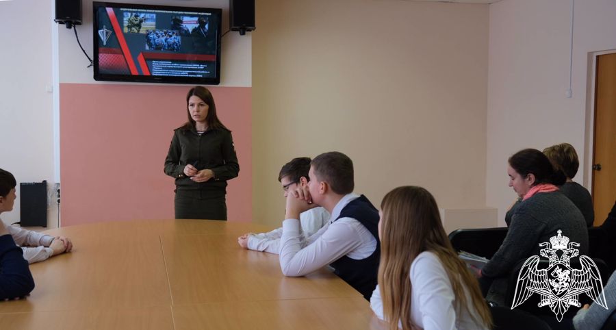В рамках акции «Неделя мужества» росгвардейцы провели урок для тамбовских школьников