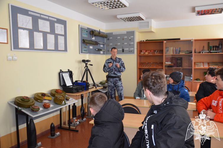 Росгвардейцы провели День открытых дверей для тамбовских школьников