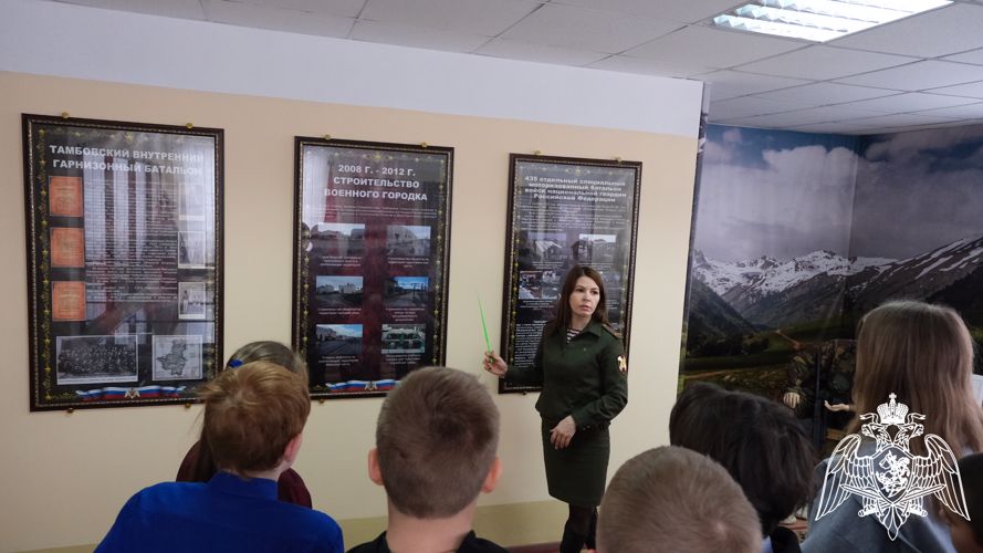 Росгвардейцы провели День открытых дверей для тамбовских школьников