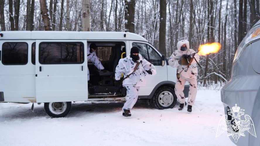 В преддверии профессионального праздника тамбовский СОБР провел тренировку в полевых условиях