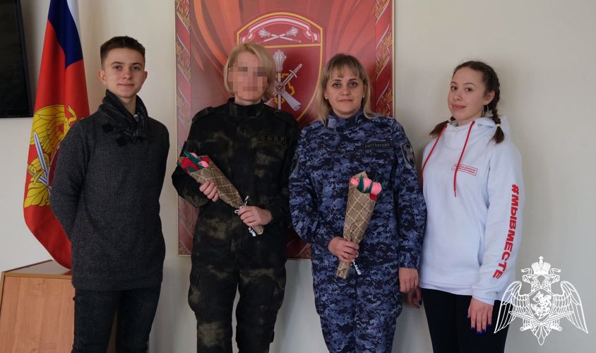 Школьники поздравили представительниц Росгвардии с праздником в Тамбове