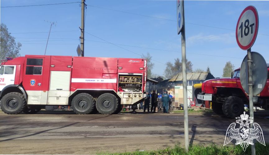 В Тамбовской области росгвардейцы эвакуировали пенсионерку из дома, возле которого начался пожар