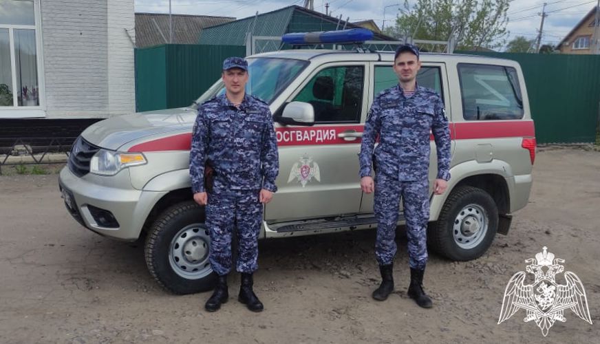 В Тамбовской области росгвардейцы эвакуировали пенсионерку из дома, возле которого начался пожар 