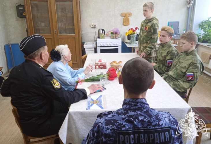 Тамбовские росгвардейцы поздравили ветеранов с наступающим праздником