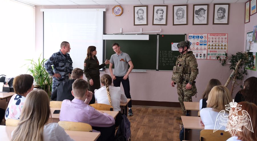 Представители Росгвардии в преддверии Дня Победы встретились с детьми в Тамбовской области