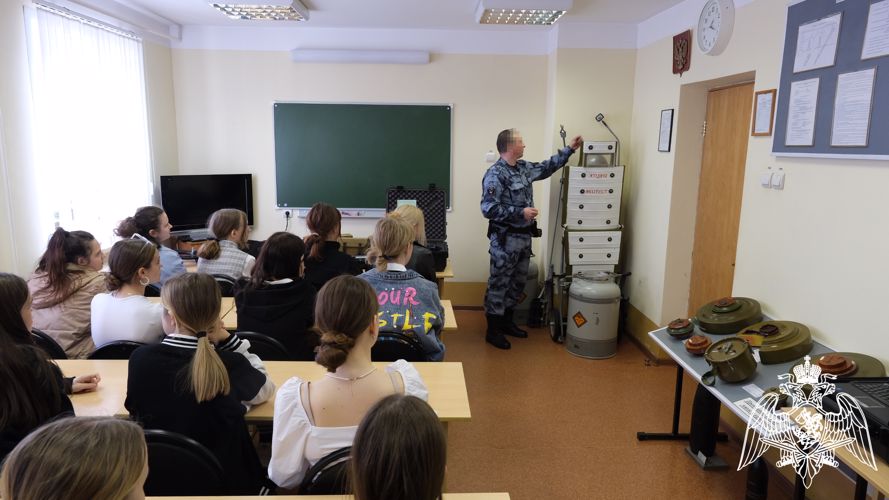 Росгвардейцы провели День открытых дверей для тамбовских школьников