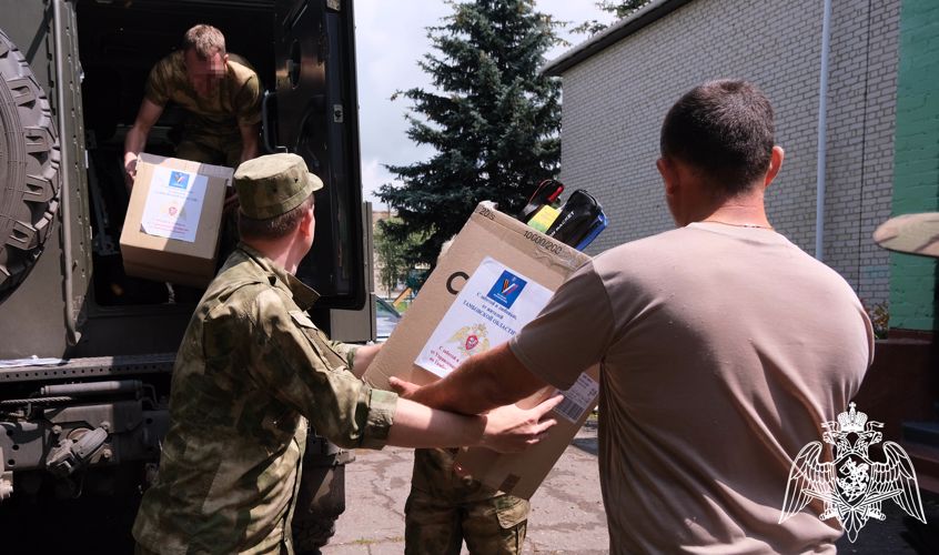 Росгвардейцы доставили гуманитарную помощь жителям Луганской Народной Республики 
