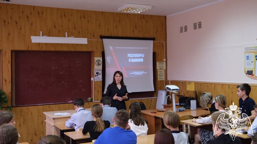 Офицеры Росгвардии провели встречу со школьниками в Тамбове