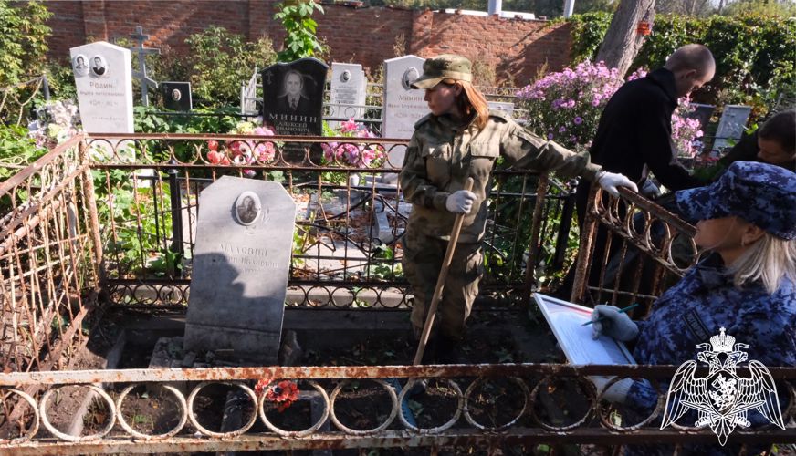 Росгвардейцы приняли участие в патриотической акции по уборке воинских захоронений в Тамбове