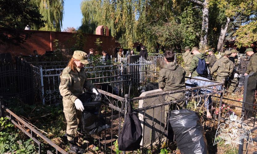 Росгвардейцы приняли участие в патриотической акции по уборке воинских захоронений в Тамбове