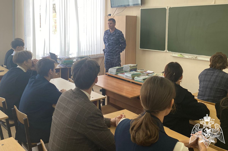 Росгвардейцы провели тематические встречи в учебных заведениях Тамбовской области