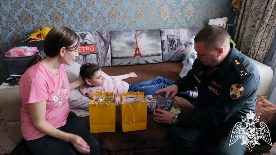 В рамках всероссийской акции «Елка желаний» Росгвардия поздравила девочку из Тамбовской области
