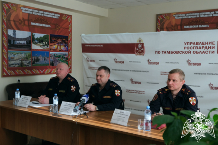 Офицеры Центра лицензионно-разрешительной работы и государственного контроля регионального управления Росгвардии провели брифинг в честь юбилея службы в Тамбове