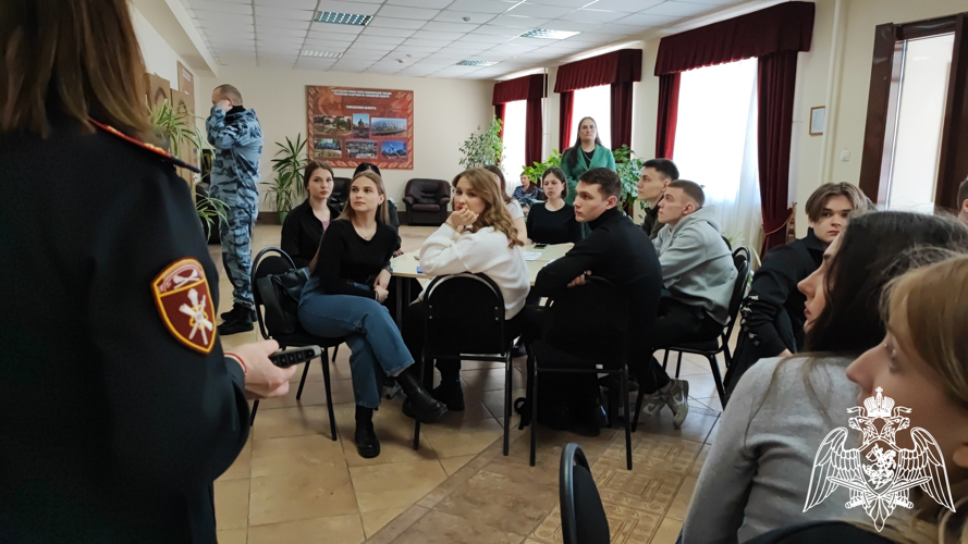 Росгвардейцы провели День открытых дверей для студентов в Тамбове