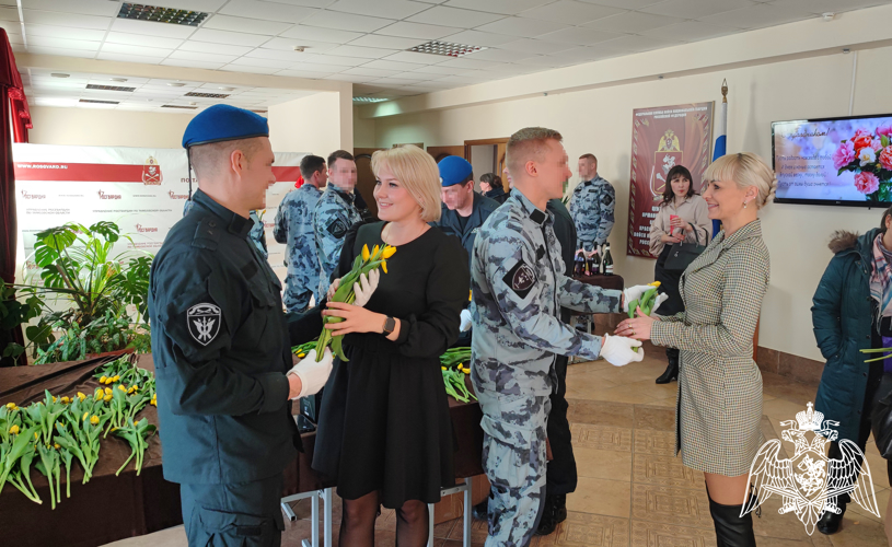 Росгвардейцы поздравили женщин-коллег с праздником весны в Тамбове