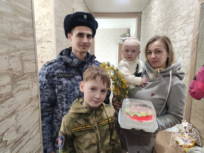 В преддверии весеннего праздника росгвардейцы поздравили многодетных мам в Тамбовской области