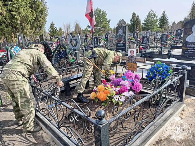 Бойцы ОМОН «Вал» провели уборку в местах захоронения боевых товарищей