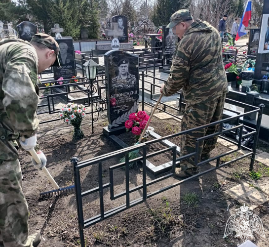 Бойцы ОМОН «Вал» провели уборку в местах захоронения боевых товарищей