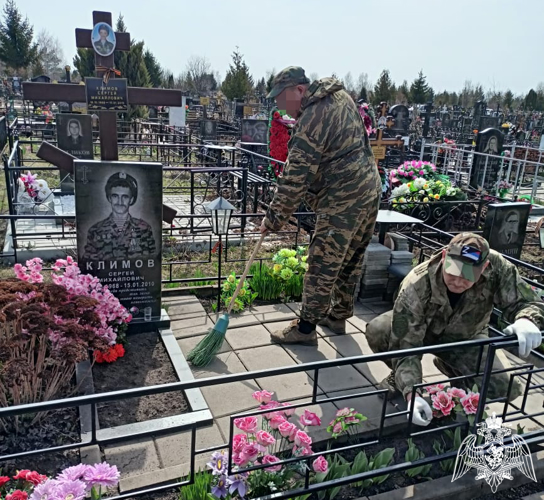Бойцы ОМОН «Вал» провели уборку в местах захоронения боевых товарищей