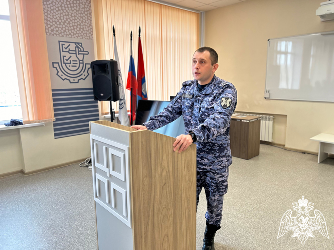 Росгвардейцы провели урок безопасности для учащихся колледжа в Тамбове