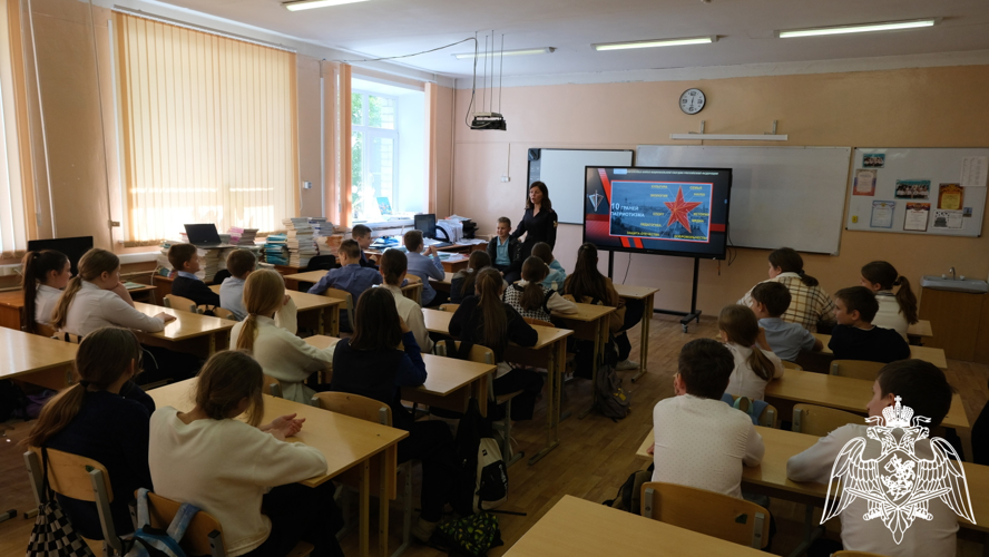 Офицеры Росгвардии провели патриотический урок для школьников г. Тамбова