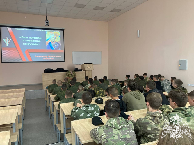 Офицеры Росгвардии провели встречу с участниками военно-патриотических сборов в Тамбовской области