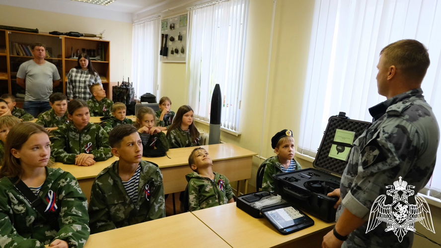 В летние каникулы росгвардейцы провели День открытых дверей для ребят в Тамбове