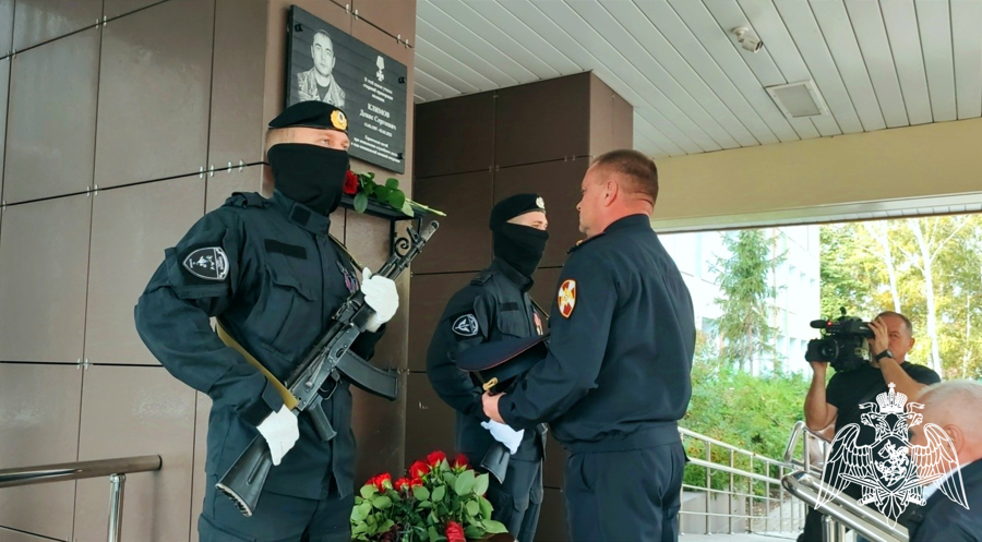 В Тамбове открыли мемориальную доску погибшему в ходе СВО бойцу ОМОН