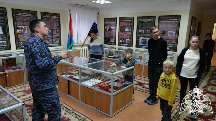 Росгвардейцы провели урок мужества для подшефного кадетского класса в Тамбове