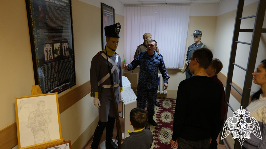 Росгвардейцы провели урок мужества для подшефного кадетского класса в Тамбове
