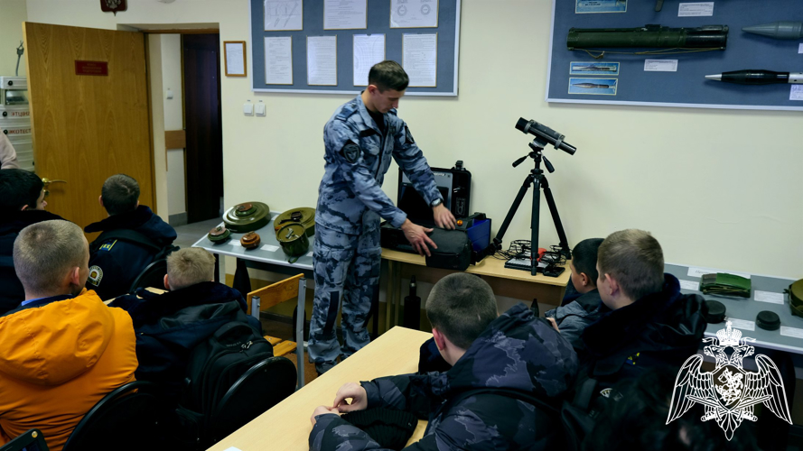 Росгвардейцы провели урок мужества для подшефного кадетского класса в Тамбове