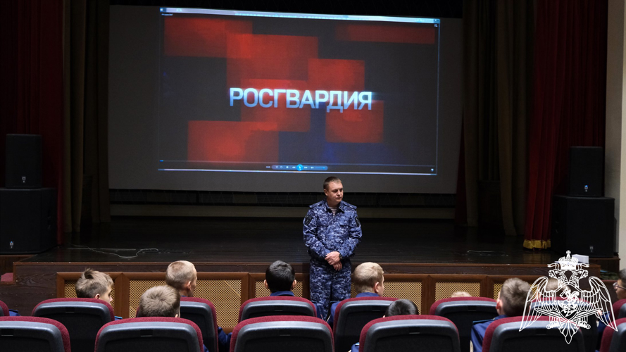 Росгвардейцы провели урок мужества для подшефного кадетского класса в Тамбове