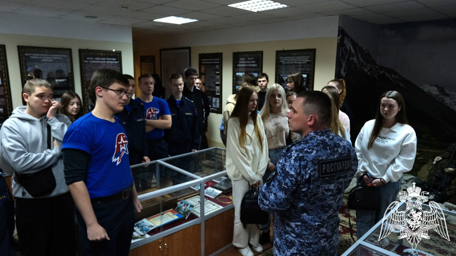 Росгвардейцы провели встречу со старшеклассниками в честь Дня народного единства в Тамбове
