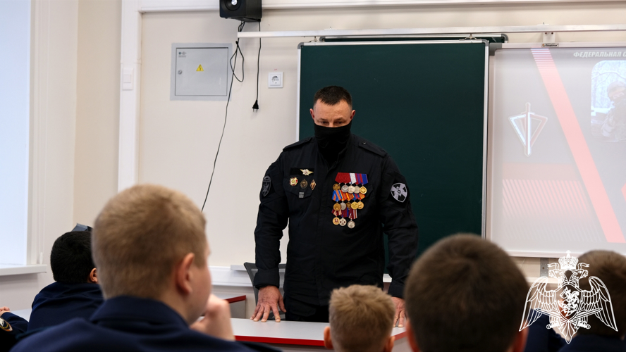 Офицеры Росгвардии провели встречи с подрастающим поколением в честь Дня Героев Отечества в Тамбове