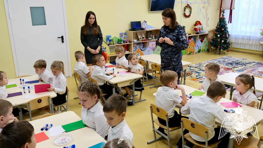Офицеры Росгвардии провели встречи с подрастающим поколением в честь Дня Героев Отечества в Тамбове