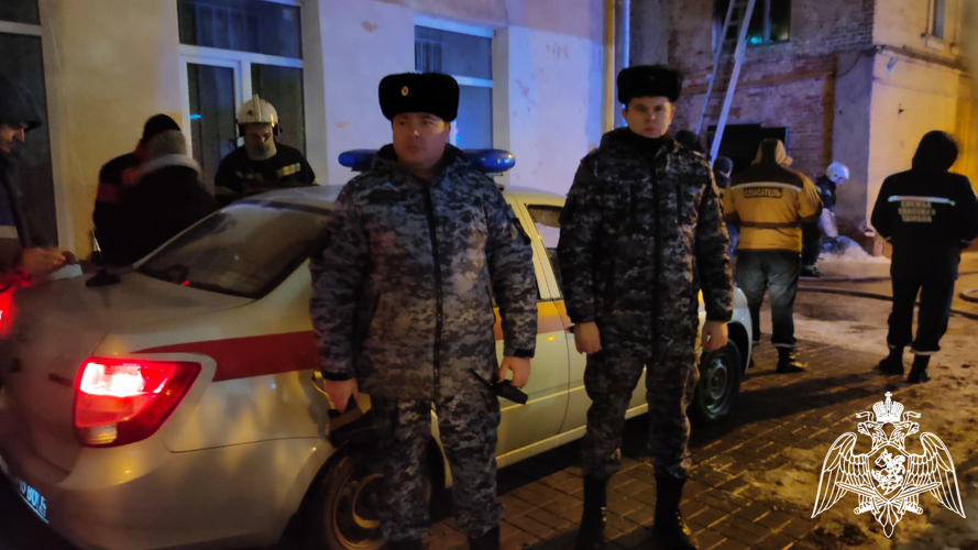 Росгвардейцы эвакуировали трех граждан из задымленной квартиры в Тамбове