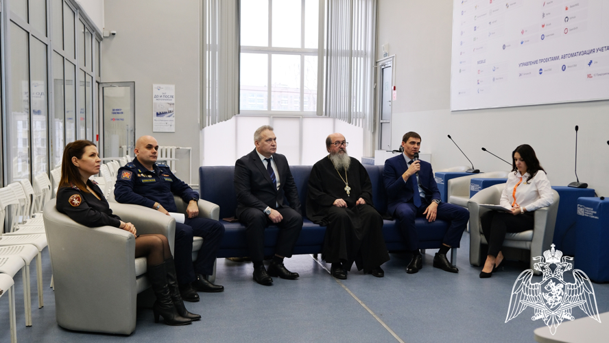 Офицер Росгвардии приняла участие в межведомственной встрече для педагогов в Тамбове