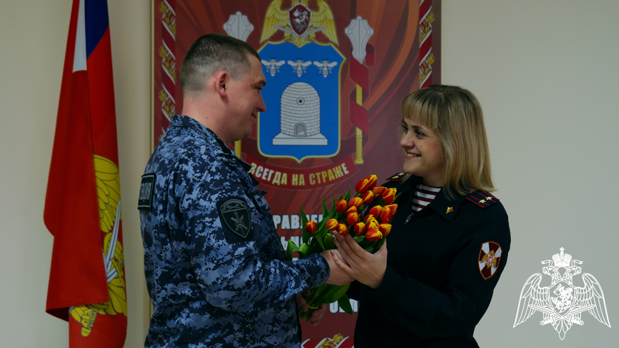 Росгвардейцы поздравили женщин-коллег с наступающим праздником весны в Тамбове