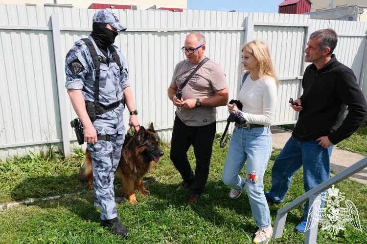 Росгвардейцы познакомили представителей тамбовских СМИ с кинологами ведомства