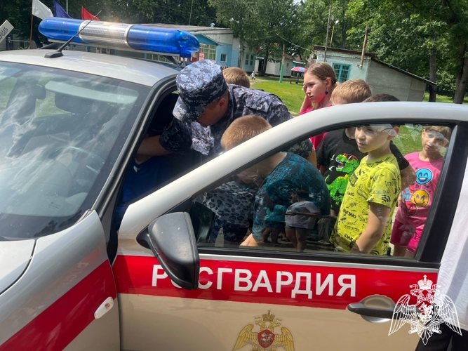 Сотрудники вневедомственной охраны встретились с детьми в рамках акции «Каникулы с Росгвардией» в Тамбовской области