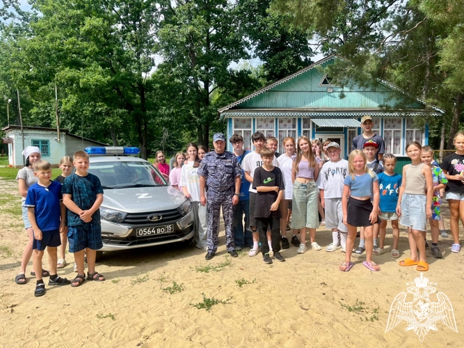 Сотрудники вневедомственной охраны встретились с детьми в рамках акции «Каникулы с Росгвардией» в Тамбовской области