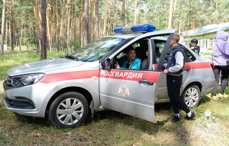 В преддверии Дня Государственного флага России росгвардейцы провели мероприятие для детей в Тамбовской области  