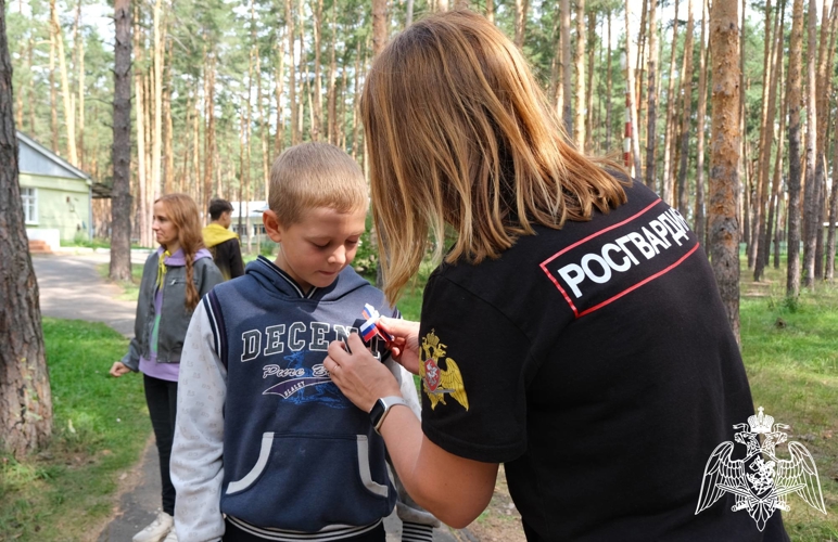 В преддверии Дня Государственного флага России росгвардейцы провели мероприятие для детей в Тамбовской области  